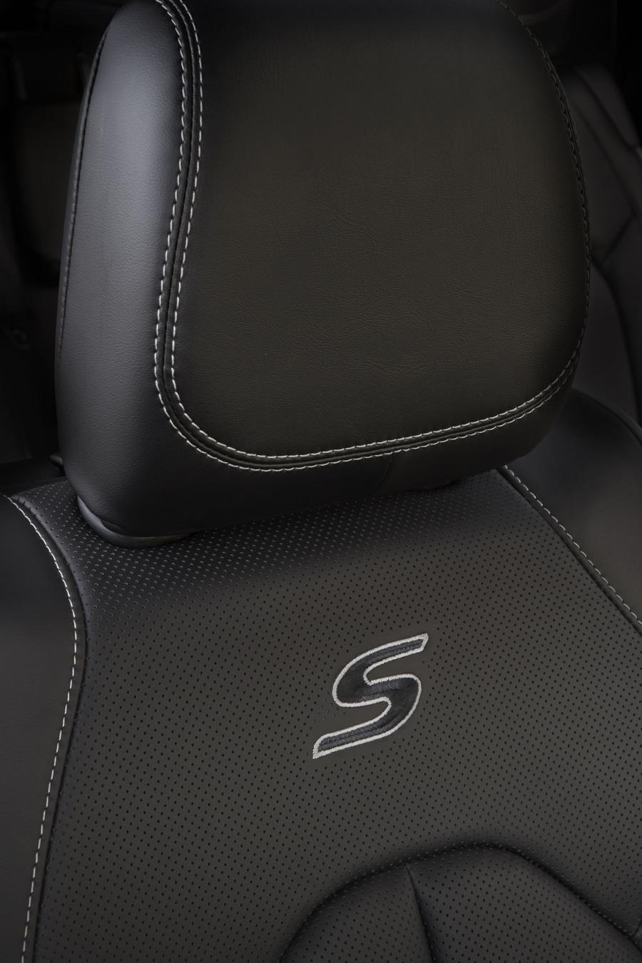 Детали интерьера Chrysler Pacifica Limited S Appearance Package (RU) 2017 года  (фото 9 из 40)